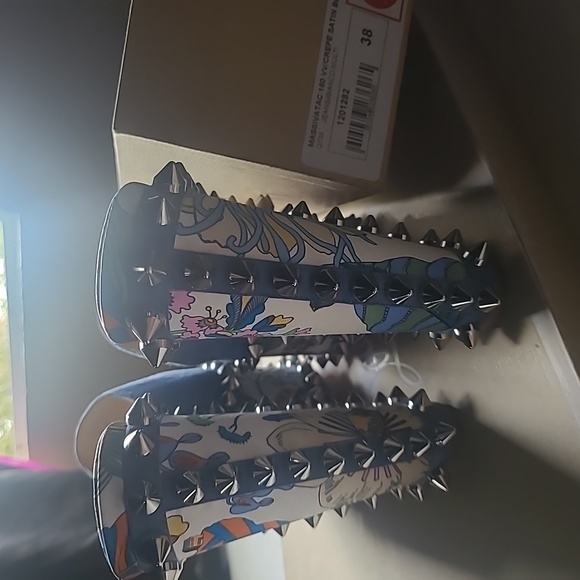 Christian Louboutin - Picture 4 of 9